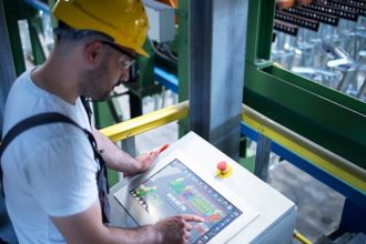 Comment moderniser une installation grâce à un automate programmable industriel ?